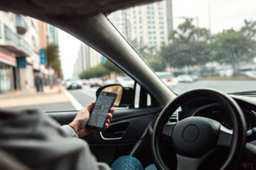 Motorista de entrega ao lado de seu veículo, pronto para transportar cargas com segurança.