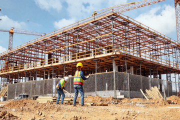 Imagem de um servente trabalhando em uma obra, simbolizando oportunidades de emprego na construção civil.